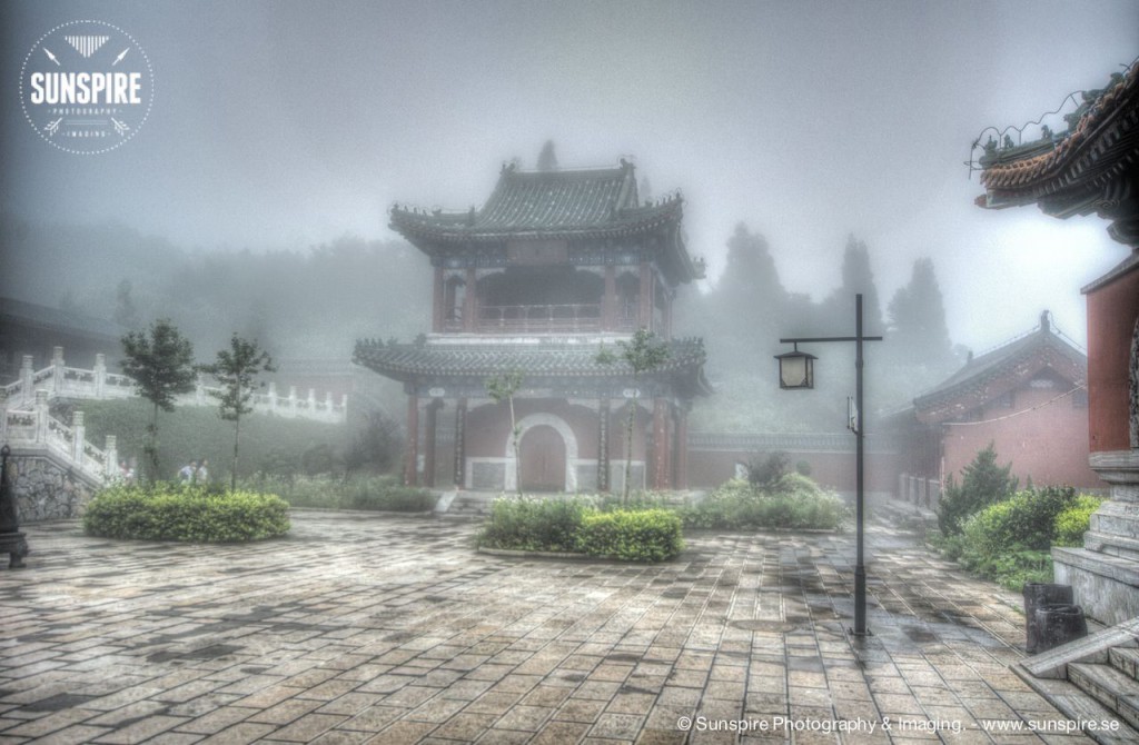 A mysterious temple in the fog and clouds.... Tianmenshan Mountain Temple